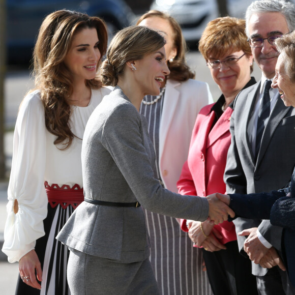 La reine Letizia d'Espagne et la reine Rania de Jordanie arrivent à une conférence au centre de biologie moléculaire de Madrid le 20 novembre 2015.  Queen Letizia and Queen Rania visit the 'Severo Ochoa' Molecular Biology Centre. Madrid-November 20, 201520/11/2015 - Madrid
