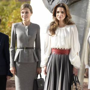 La reine Letizia d'Espagne et la reine Rania de Jordanie arrivent à une conférence au centre de biologie moléculaire de Madrid le 20 novembre 2015.  Queen Letizia and Queen Rania visit the 'Severo Ochoa' Molecular Biology Centre. Madrid-November 20, 201520/11/2015 - Madrid