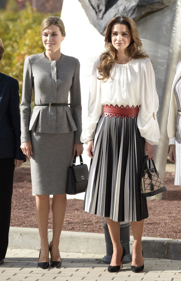 La reine Letizia d'Espagne et la reine Rania de Jordanie arrivent à une conférence au centre de biologie moléculaire de Madrid le 20 novembre 2015.  Queen Letizia and Queen Rania visit the 'Severo Ochoa' Molecular Biology Centre. Madrid-November 20, 201520/11/2015 - Madrid