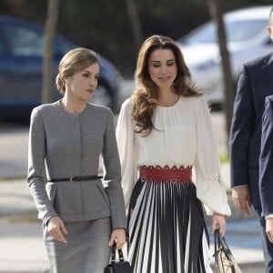 La reine Letizia d'Espagne et la reine Rania de Jordanie arrivent à une conférence au centre de biologie moléculaire de Madrid le 20 novembre 2015.  Queen Letizia and Queen Rania visit the 'Severo Ochoa' Molecular Biology Centre. Madrid-November 20, 201520/11/2015 - Madrid