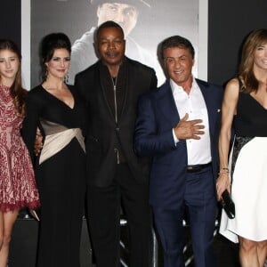 Carl Weathers et sa femme Mara Nahdar posent avec Sylvester Stallone, sa femme Jennifer Flavin et leurs filles Sistine, Sophia, Scarlet à la première de Creed au théâtre Regency Village à Westwood, le 19 novembre 2015.