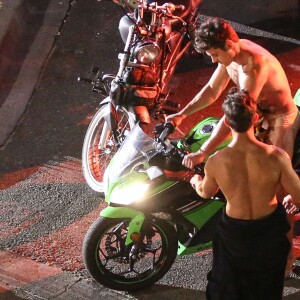 Exclusif -  Zac Efron, presque entièrement nu, conduit une moto sur le tournage de "Dirty Grandpa" à Tybee Island en Georgie, le 6 mai 2015