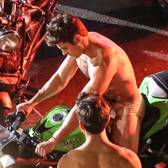 Exclusif -  Zac Efron, presque entièrement nu, conduit une moto sur le tournage de "Dirty Grandpa" à Tybee Island en Georgie, le 6 mai 2015