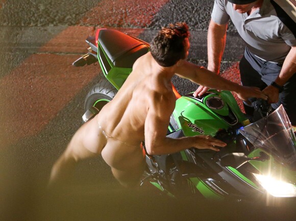 Exclusif -  Zac Efron, presque entièrement nu, conduit une moto sur le tournage de "Dirty Grandpa" à Tybee Island en Georgie, le 6 mai 2015