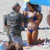 Exclusif - Robert De Niro met de la crème solaire à Aubrey Plaza sur le tournage du film "Dirty Grandpa" à Tybee Island en Georgie, le 4 mai 2015.