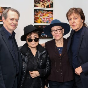 Steve Buscemi, Yoko Ono, Jo Andres et Sir Paul McCartney - Vernissage de l'exposition Linda McCartney et Mary McCartney: Mother Daughter à la galerie Gagosian, le 20 novembre 2015.