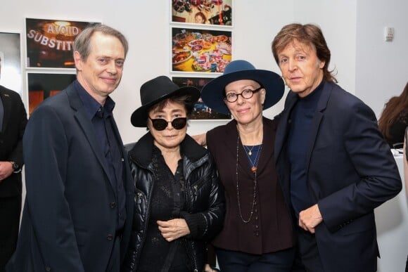 Steve Buscemi, Yoko Ono, Jo Andres et Sir Paul McCartney - Vernissage de l'exposition Linda McCartney et Mary McCartney: Mother Daughter à la galerie Gagosian, le 20 novembre 2015.