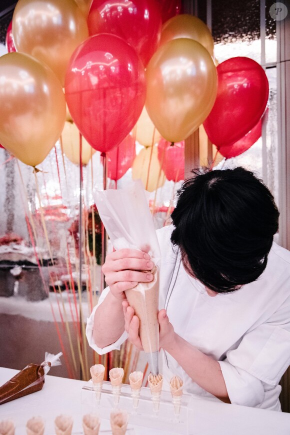 Goûter organisé par le chef pâtissier Christophe Michalak et le Plaza Athénée en faveur de l'Etoile de Martin, le 21 novembre 2015.