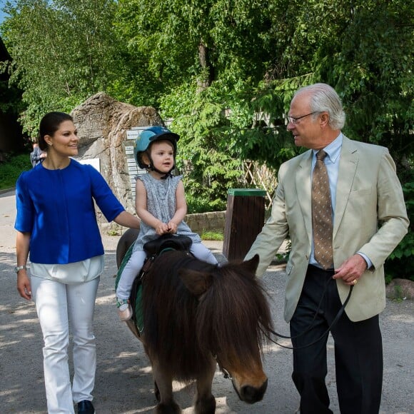 La princesse Estelle de Suède photographiée avec sa maman la princesse Victoria et son papy le roi Carl XVI Gustaf à l'été 2014 à Skansen par Kate Gabor.