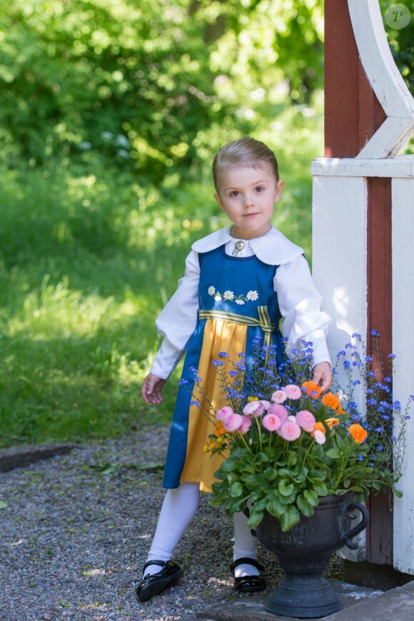 La princesse Estelle de Suède photographiée au printemps 2015 dans le parc du palais Haga par Kate Gabor.