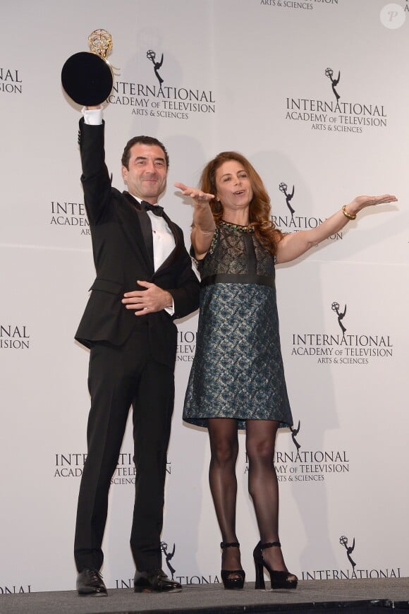 Les producteurs d'Engrenages, Vassili Clert et Anne Landois, avec le prix de meilleure série - Cérémonie des International Emmy Awards à New York le 23 novembre 2015
