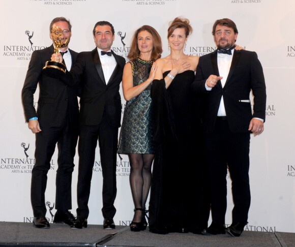 Les lauréats de la meilleure série, Engrenages, dont Vassili Clert et Anne Landois - Cérémonie des International Emmy Awards à New York le 23 novembre 2015