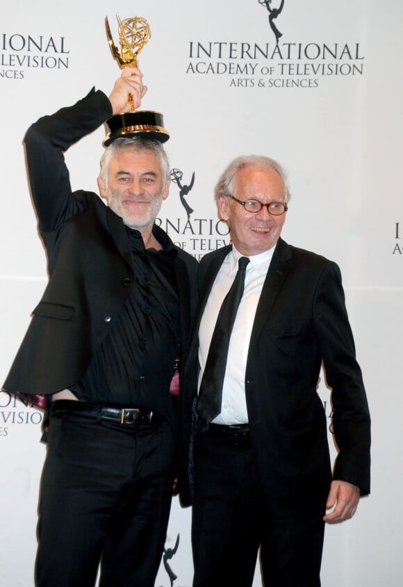 Le réalisateur Erick Zonca et le producteur Georges Campana, lauréats du meilleur téléfilm (Soldat Blanc) - Cérémonie des International Emmy Awards à New York le 23 novembre 2015