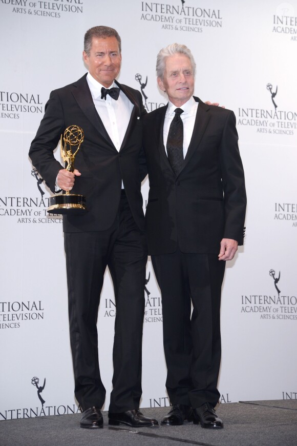 Richard Pleper et Michael Douglas - Cérémonie des International Emmy Awards à New York le 23 novembre 2015