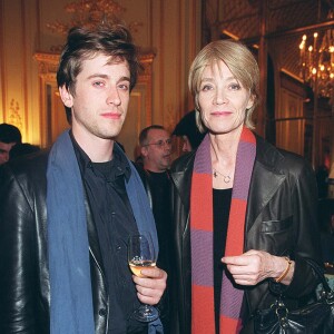 Françoise Hardy et son fils Thomas Dutronc à l'Olympia, en 2001. 