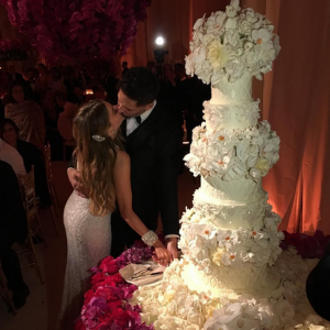 Sofia Vergara, son mari Joe Manganiello et leur gâteau de mariage signé Sylvia Weinstock / photo postée sur le compte Instagram de Sofia Vergara.