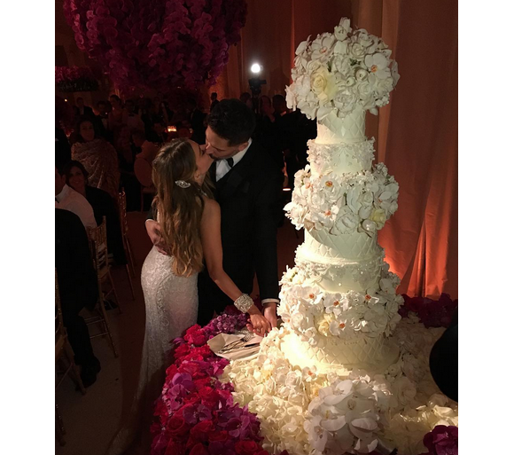 Sofia Vergara, son mari Joe Manganiello et leur gâteau de mariage signé Sylvia Weinstock / photo postée sur le compte Instagram de Sofia Vergara.
