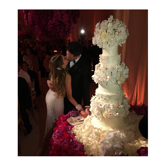 Sofia Vergara, son mari Joe Manganiello et leur gâteau de mariage signé Sylvia Weinstock / photo postée sur le compte Instagram de Sofia Vergara.