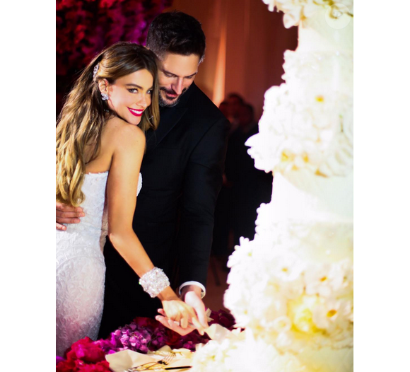 Sofia Vergara, son mari Joe Manganiello et leur gâteau de mariage signé Sylvia Weinstock  / photo postée sur le compte Instagram de Sofia Vergara.