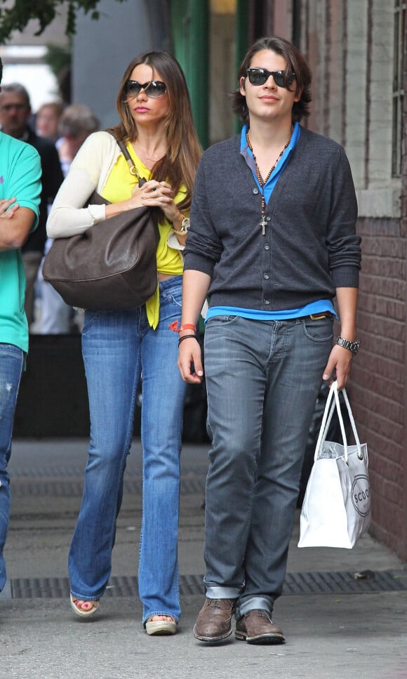 SOFIA VERGARA FAIT DU SHOPPING AVEC SON FILS MANOLO GONZALES A NEW YORK LE 18 JUIN 2012.  'Modern Family' actress Sofia Vergara and her son Manolo Gonzalez out shopping in New York City, New York on June 18, 2012. Sofia was snacking on cherries as they walked down the street.18/06/2012 - New York