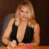 Khloé Kardashian dédicace son livre "Strong Looks Better Naked" à la librairie Barnes & Noble au The Grove à Los Angeles, le 9 novembre 2015. © CPA