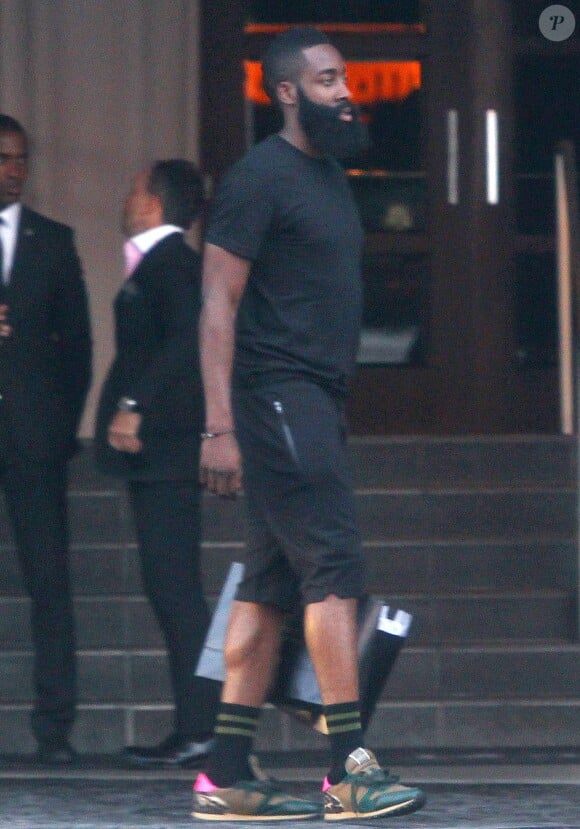 Exclusif - James Harden - Chris Brown, sa compagne et leurs amis quittent l'hôtel SLS à Beverly Hills. Le 20 juin 2014