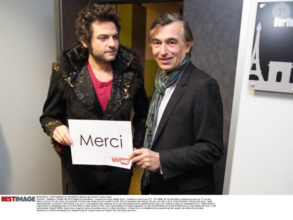 Matthieu Chédid et Philippe Douste-Blazy lors de la soirée Unitaid retransmise en direct sur D17, samedi 8 décembre 2012 à Paris.