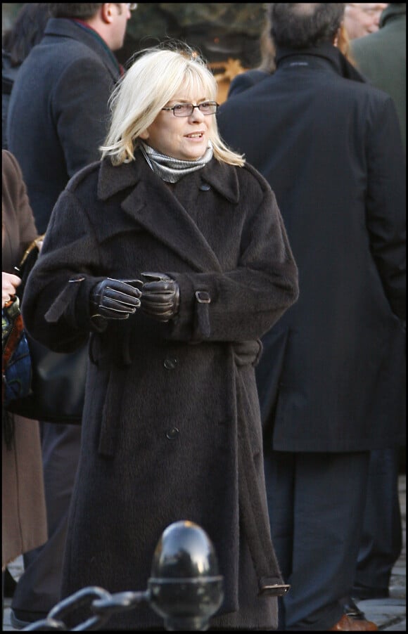 France Gall aux obsèques de Catherine Deschamps, la deuxième femme de Michel Berger à Paris, le 12 décembre 2006