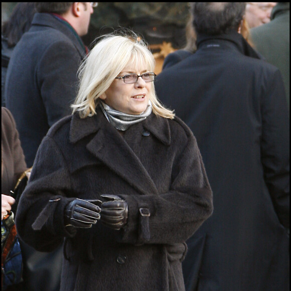 France Gall aux obsèques de Catherine Deschamps, la deuxième femme de Michel Berger à Paris, le 12 décembre 2006