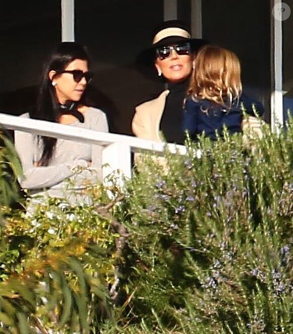 Kourtney Kardashian rend visite à son ex, Scott Disick, avec ses enfants Reign, Penelope et Mason et sa mère Kris Jenner à Malibu, le 8 novembre 2015
