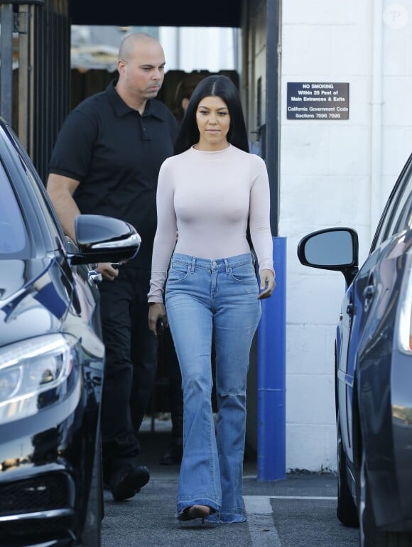 Kourtney Kardashian à la sortie d'un immeuble à Los Angeles, le 13 novembre 2015