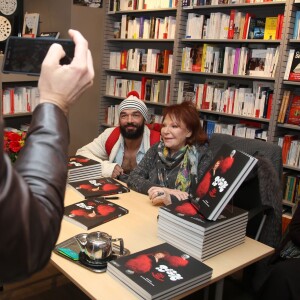 Exclusif - Régine en dédicace pour son nouveau livre "Mes nuits, mes rencontres" à la librairie Albin Michel Boulevard Saint-Germain à Paris, le 25 novembre 2015.