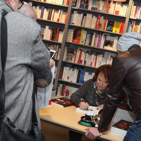 Exclusif - Régine en dédicace pour son nouveau livre "Mes nuits, mes rencontres" à la librairie Albin Michel Boulevard Saint-Germain à Paris, le 25 novembre 2015.