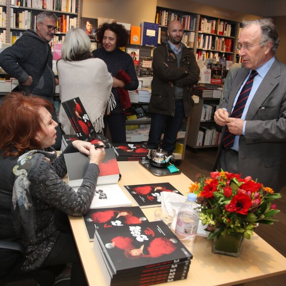 Exclusif - Régine en dédicace pour son nouveau livre "Mes nuits, mes rencontres" à la librairie Albin Michel Boulevard Saint-Germain à Paris, le 25 novembre 2015.