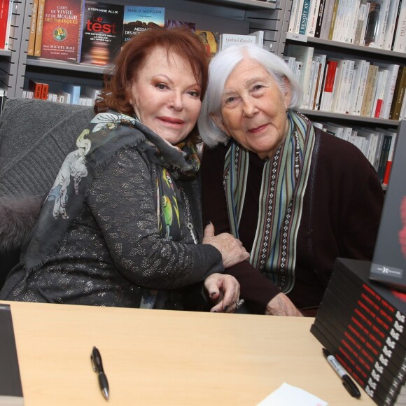 Exclusif - Monique Levi-Strauss est venue saluer la chanteuse Régine en dédicace pour son nouveau livre "Mes nuits, mes rencontres" à la librairie Albin Michel Boulevard Saint-Germain à Paris, le 25 novembre 2015.