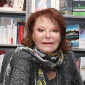 Exclusif - Régine en dédicace pour son nouveau livre "Mes nuits, mes rencontres" à la librairie Albin Michel Boulevard Saint-Germain à Paris, le 25 novembre 2015.