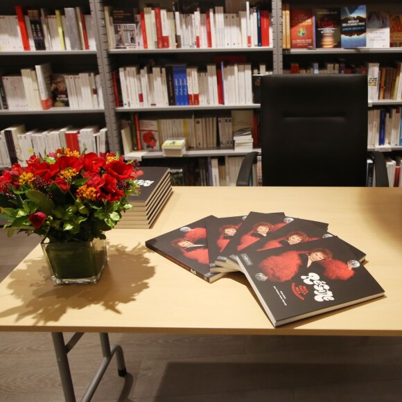 Exclusif - Régine en dédicace pour son nouveau livre "Mes nuits, mes rencontres" à la librairie Albin Michel Boulevard Saint-Germain à Paris, le 25 novembre 2015.