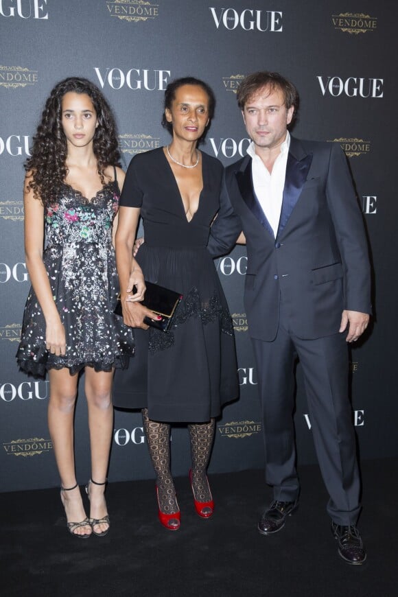 Vincent Perez, sa femme Karine Silla et leur fille Iman Perez  à la soirée des 95 ans de Vogue à l'hôtel particulier Iéna lors de la fashion week à Paris, le 3 octobre 2015.