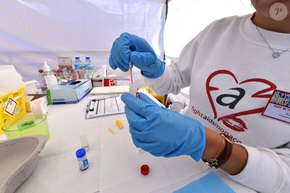Image de l'opération de dépistage du VIH Test in the City, soutenue par la princesse Stéphanie, sur la promenade Honoré II devant le centre commercial de Fontvieille à Monaco le 25 novembre 2015. © Bruno Bebert / BestImage