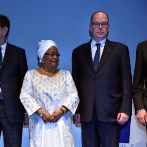 Aminata Maiga Keita, la première dame du Mali, et le prince Albert II de Monaco participaient à la cérémonie d'ouverture du forum international "Peace and Sport" au Grimaldi Forum à Monaco le 25 novembre 2015. © Bruno Bebert / Bestimage