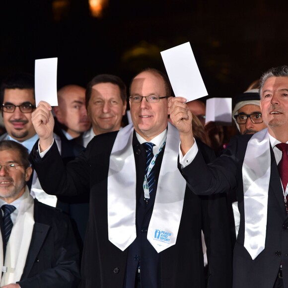 Le prince Albert II de Monaco participe à une marche pour la paix entouré par Joël Bouzou, le président fondateur de l'association Peace and Sport, de la première dame du Mali, Mme Aminata Maiga Keita, de nombreuses personnalités sportives et politiques du monde entier ainsi que des anonymes à Monaco le 25 novembre 2015. Cette marche est organisée dans le cadre du 8ème Peace and Sport Forum qui se déroule au Grimaldi Forum du 25 au 27. © Bruno Bebert / Bestimage