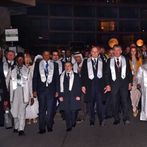 Le prince Albert II de Monaco participe à une marche pour la paix entouré par Joël Bouzou, le président fondateur de l'association Peace and Sport, de la première dame du Mali, Mme Aminata Maiga Keita, de nombreuses personnalités sportives et politiques du monde entier ainsi que des anonymes à Monaco le 25 novembre 2015. Cette marche est organisée dans le cadre du 8ème Peace and Sport Forum qui se déroule au Grimaldi Forum du 25 au 27. © Bruno Bebert / Bestimage