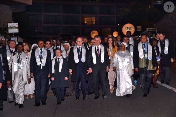 Le prince Albert II de Monaco participe à une marche pour la paix entouré par Joël Bouzou, le président fondateur de l'association Peace and Sport, de la première dame du Mali, Mme Aminata Maiga Keita, de nombreuses personnalités sportives et politiques du monde entier ainsi que des anonymes à Monaco le 25 novembre 2015. Cette marche est organisée dans le cadre du 8ème Peace and Sport Forum qui se déroule au Grimaldi Forum du 25 au 27. © Bruno Bebert / Bestimage