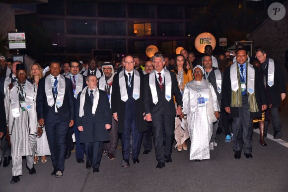 Le prince Albert II de Monaco participe à une marche pour la paix entouré par Joël Bouzou, le président fondateur de l'association Peace and Sport, de la première dame du Mali, Mme Aminata Maiga Keita, de nombreuses personnalités sportives et politiques du monde entier ainsi que des anonymes à Monaco le 25 novembre 2015. Cette marche est organisée dans le cadre du 8ème Peace and Sport Forum qui se déroule au Grimaldi Forum du 25 au 27. © Bruno Bebert / Bestimage