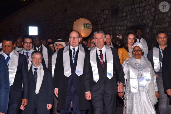 Le prince Albert II de Monaco participe à une marche pour la paix entouré par Joël Bouzou, le président fondateur de l'association Peace and Sport, de la première dame du Mali, Mme Aminata Maiga Keita, de nombreuses personnalités sportives et politiques du monde entier ainsi que des anonymes à Monaco le 25 novembre 2015. Cette marche est organisée dans le cadre du 8ème Peace and Sport Forum qui se déroule au Grimaldi Forum du 25 au 27. © Bruno Bebert / Bestimage