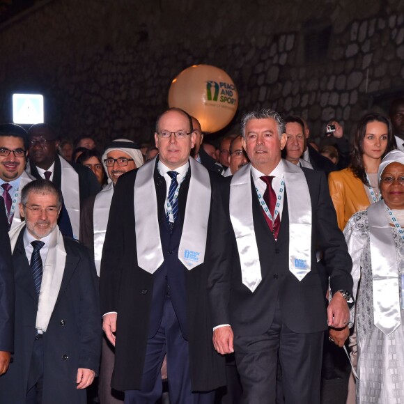 Le prince Albert II de Monaco participe à une marche pour la paix entouré par Joël Bouzou, le président fondateur de l'association Peace and Sport, de la première dame du Mali, Mme Aminata Maiga Keita, de nombreuses personnalités sportives et politiques du monde entier ainsi que des anonymes à Monaco le 25 novembre 2015. Cette marche est organisée dans le cadre du 8ème Peace and Sport Forum qui se déroule au Grimaldi Forum du 25 au 27. © Bruno Bebert / Bestimage