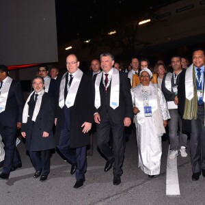 Le prince Albert II de Monaco participe à une marche pour la paix entouré par Joël Bouzou, le président fondateur de l'association Peace and Sport, de la première dame du Mali, Mme Aminata Maiga Keita, de nombreuses personnalités sportives et politiques du monde entier ainsi que des anonymes à Monaco le 25 novembre 2015. Cette marche est organisée dans le cadre du 8ème Peace and Sport Forum qui se déroule au Grimaldi Forum du 25 au 27. © Bruno Bebert / Bestimage