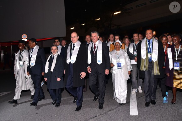 Le prince Albert II de Monaco participe à une marche pour la paix entouré par Joël Bouzou, le président fondateur de l'association Peace and Sport, de la première dame du Mali, Mme Aminata Maiga Keita, de nombreuses personnalités sportives et politiques du monde entier ainsi que des anonymes à Monaco le 25 novembre 2015. Cette marche est organisée dans le cadre du 8ème Peace and Sport Forum qui se déroule au Grimaldi Forum du 25 au 27. © Bruno Bebert / Bestimage