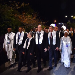 Le prince Albert II de Monaco participe à une marche pour la paix entouré par Joël Bouzou, le président fondateur de l'association Peace and Sport, de la première dame du Mali, Mme Aminata Maiga Keita, de nombreuses personnalités sportives et politiques du monde entier ainsi que des anonymes à Monaco le 25 novembre 2015. Cette marche est organisée dans le cadre du 8ème Peace and Sport Forum qui se déroule au Grimaldi Forum du 25 au 27. © Bruno Bebert / Bestimage