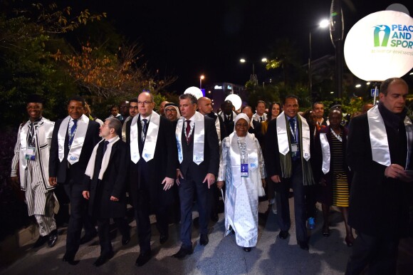 Le prince Albert II de Monaco participe à une marche pour la paix entouré par Joël Bouzou, le président fondateur de l'association Peace and Sport, de la première dame du Mali, Mme Aminata Maiga Keita, de nombreuses personnalités sportives et politiques du monde entier ainsi que des anonymes à Monaco le 25 novembre 2015. Cette marche est organisée dans le cadre du 8ème Peace and Sport Forum qui se déroule au Grimaldi Forum du 25 au 27. © Bruno Bebert / Bestimage